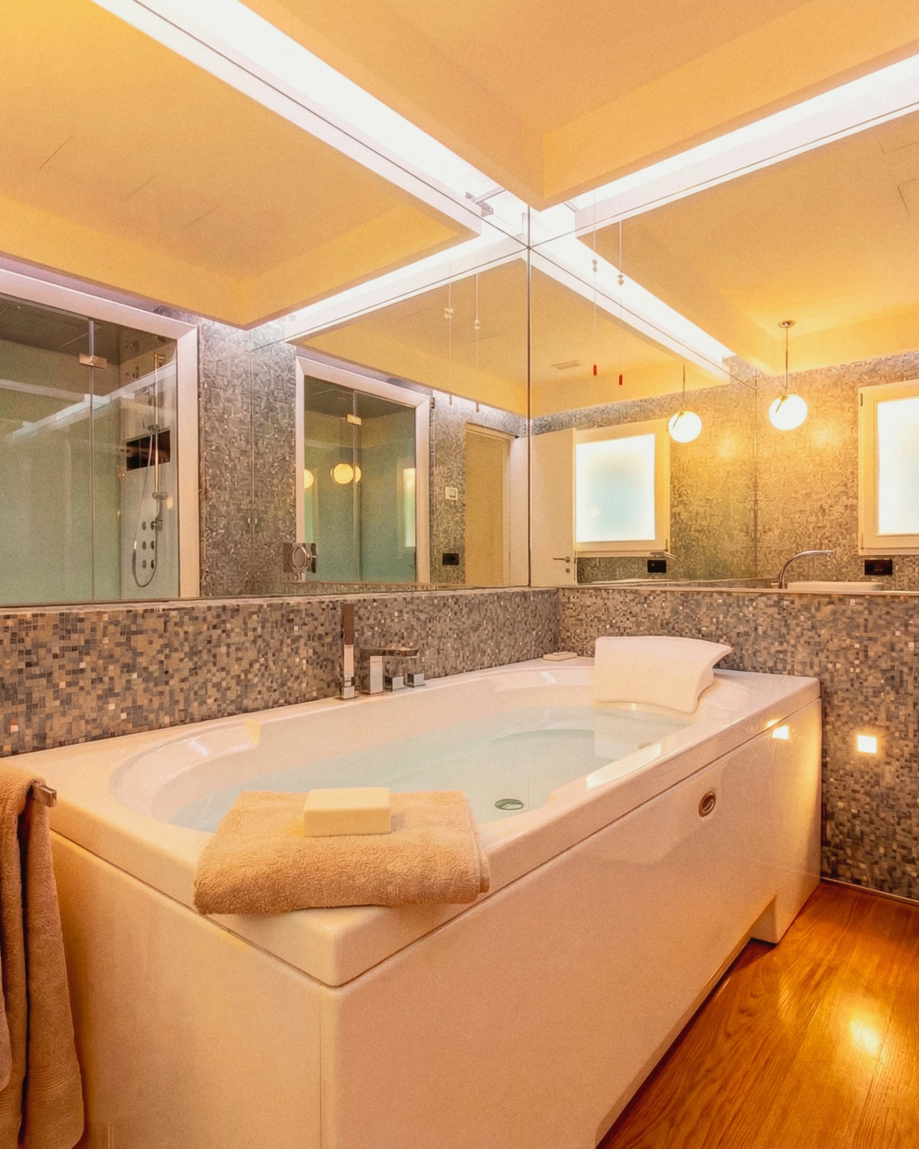 IMA Cavour jacuzzi bathroom detail